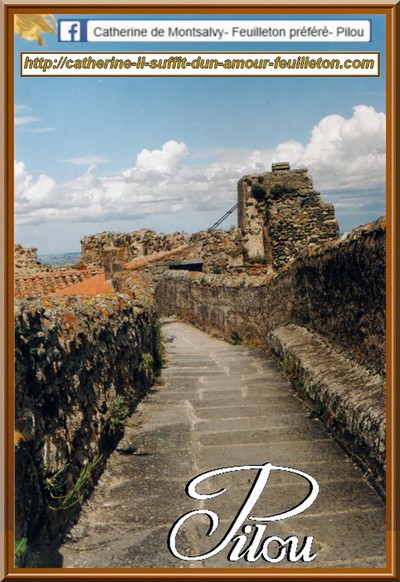 chateau-de-tournoel-en-auvergne-le-chemin-de-ronde-lieu-de-tournage-du-feuilleton-catherine