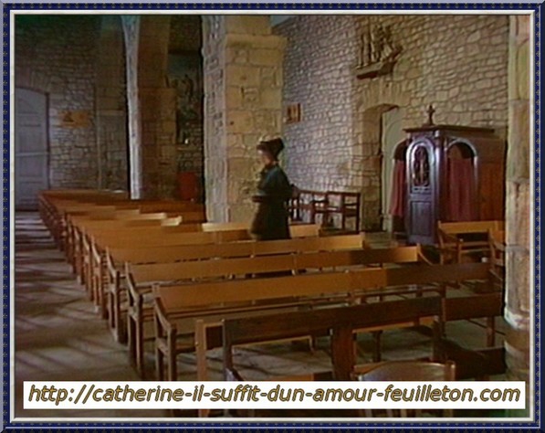 corinne-touzet-dans-l-eglise-de-locmariaquer-lors-du-tournage-de-marianne-en-bretagne