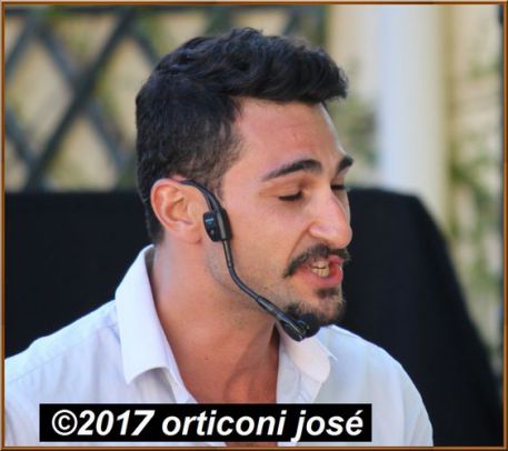 mika-apamian-spectacle-opera-ma-non-troppo-auribeau-2017-chanteur